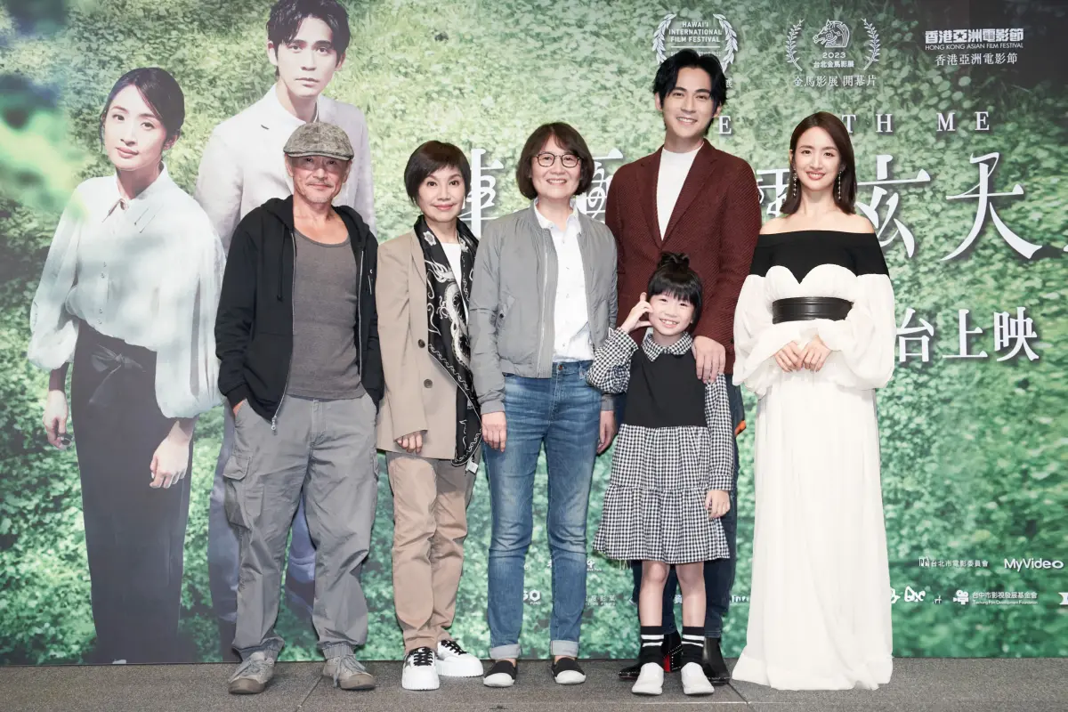 ▲林依晨（右）曝周渝民（右二）7歲女兒顏值很高，在《車頂上的玄天上帝》首映會承諾，票房破億就放送「限制級未播床戲」，左起為林鉅、唐美雲、導演黃文英、張絡扉。（圖／甲上）