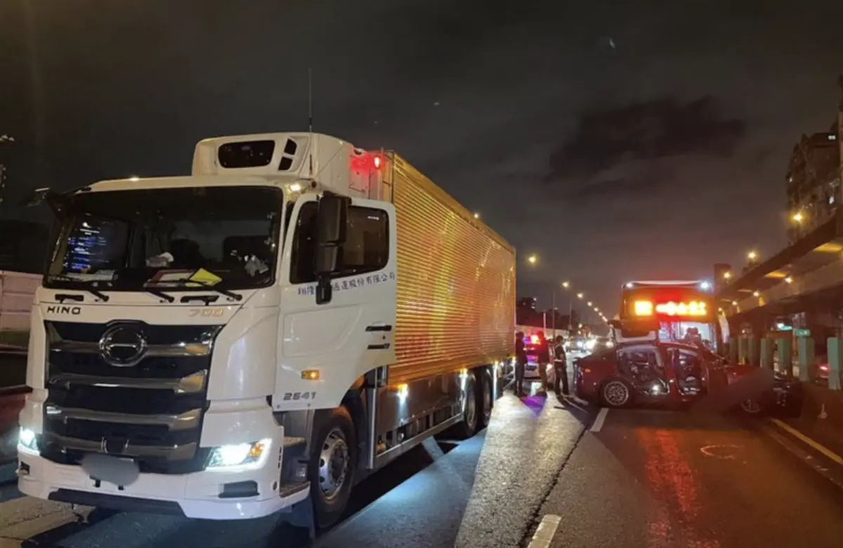▲今（15）日晚間8點08分，國道一號北上高架汐止段13公里處發生車禍事故，一輛大貨車疑似在變換車道時，不慎碰撞特斯拉轎車，後方國光客運閃避不及再追撞特斯拉。（圖／翻攝畫面）
