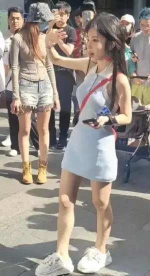 ▲「中國第一網紅」馮提莫零修圖照流出,真實比例被虧像小小兵。(圖/翻攝馮提莫微博) ▲「中國第一網紅」馮提莫零修圖照流出,真實比例被虧像小小兵。(圖/翻攝馮提莫微博)