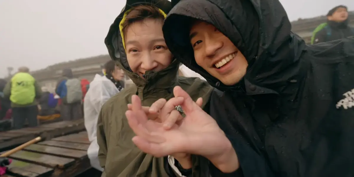 ▲近日壹加壹飛到日本挑戰富士山登頂，兩人坐在山頂觀賞日出之際，LEAN終於趁機求婚，ILLY也感動地落淚答應。（圖／翻攝自「壹加壹」YT頻道）