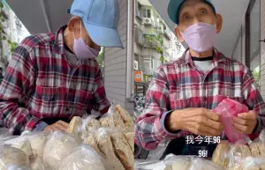 ▲高齡96歲的老爺爺在捷運站小南門附近擺攤賣手工大餅、饅頭，而且價格都非常便宜。（圖/IG@SATOSHI）