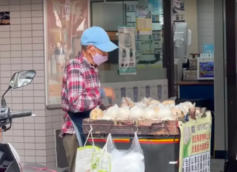 ▲高齡96歲的老爺爺在捷運站小南門附近擺攤賣手工大餅、饅頭，饅頭3大顆只要50元，非常便宜。（圖/IG@SATOSHI）