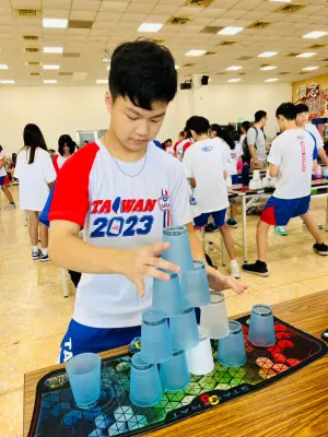 ▲競技疊杯台灣最快紀錄的16歲男選手鄢丞佑，擁有8項台灣紀錄。（圖 ／中華競技疊杯運動推廣協會提供）