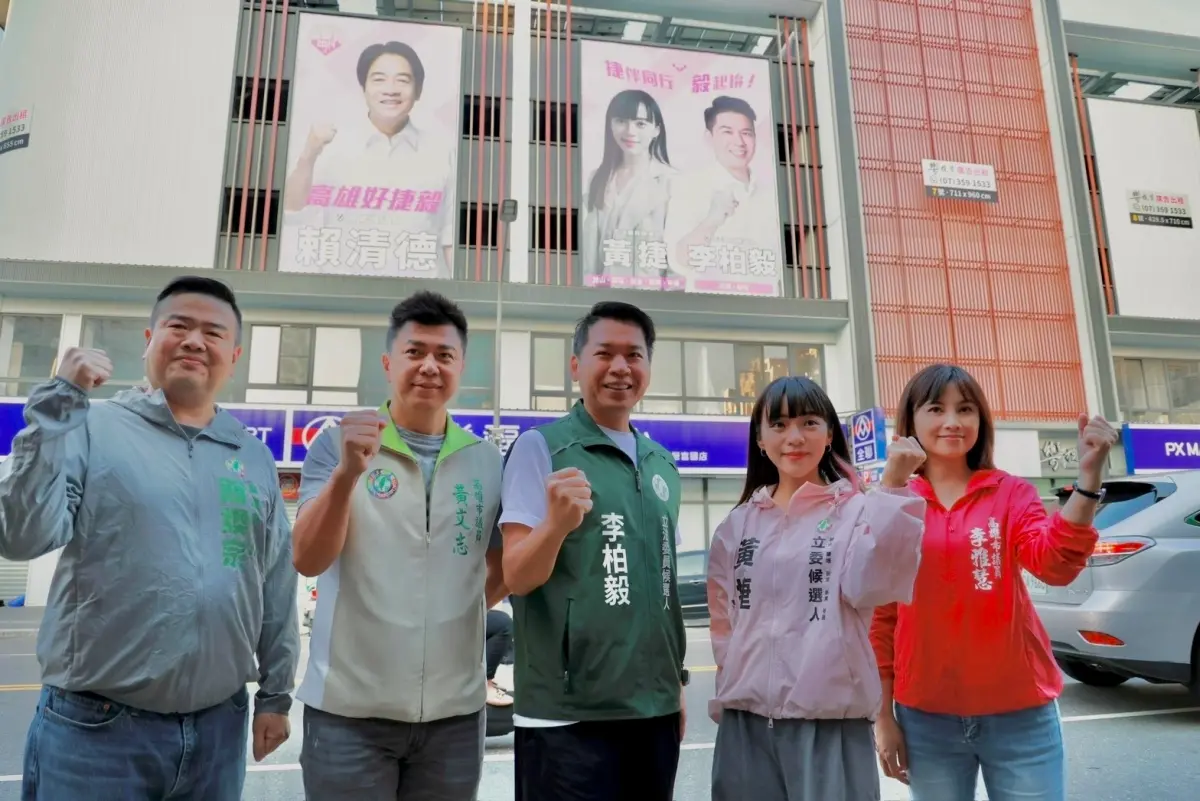 ▲高雄第三選區李柏毅與第六選區黃捷，今天上午再度同框富國忠言路口粉色看板下，與選區議員簡煥宗、黃文志及李雅慧合體拜票。(圖／翻攝畫面)