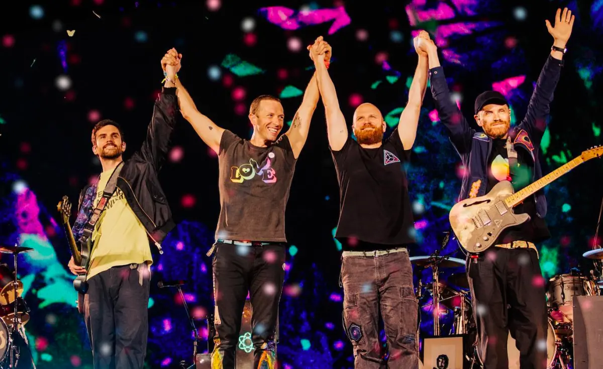 ▲Coldplay酷玩樂團在印尼開唱，卻出現反LGBT團體在現場抗議，還因此爆發警民衝突。（圖／翻攝Coldplay臉書）