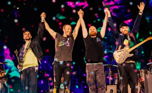 Coldplay酷玩樂團印尼開唱！反LGBT團體會場抗議　爆發警民衝突
