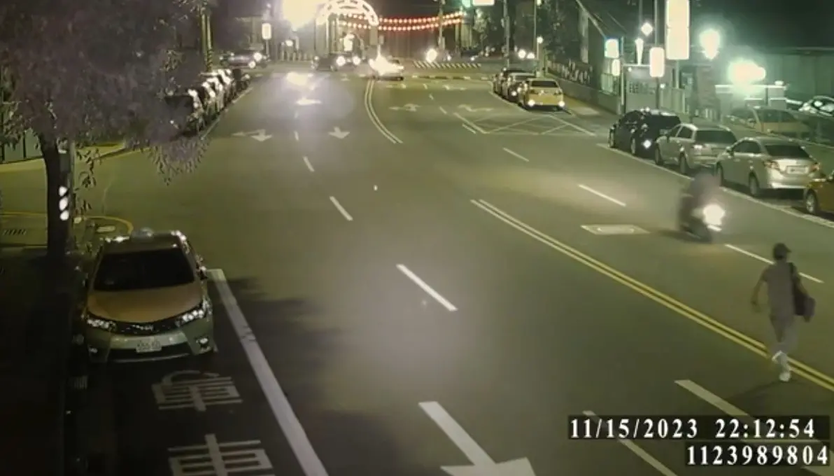 ▲汪姓男子因責怪前女友顧兒女不週發生口角，憤而持瓦斯槍對空射擊後快跑離開。（圖 ／翻攝畫面）