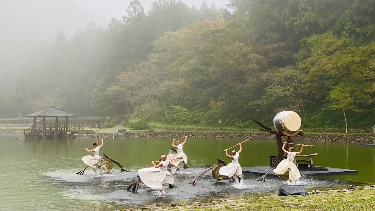 ▲2023年優人神鼓重返宜蘭明池水劇場，在變黃轉紅的落羽松美景前獻演《天地共舞》，從雲霧繚繞的仙境踏水而來，鏗鏘有力的鼓聲響徹山谷，六個篇章寄寓經歷疫情而歸返沈靜的生活，震撼人心。（圖／記者蕭涵云攝）