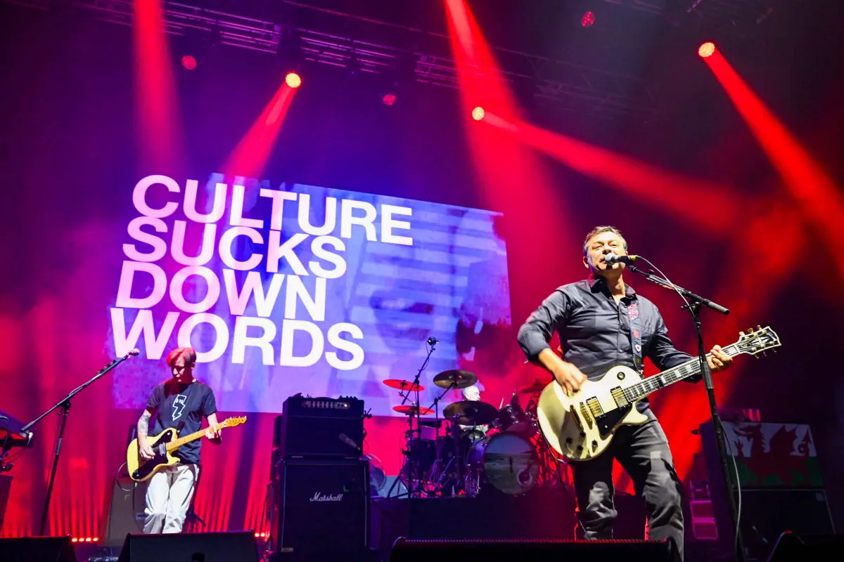 ▲Manic Street Preachers狂街傳教士合唱團首度來台，霸總魂爆發，對歌迷表示「喜歡你們閉嘴聽我唱」。（圖／Live Nation Taiwan提供）