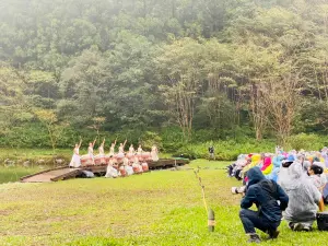 ▲優人神鼓明池《天地共舞》，由於現場飄起細雨，觀眾著雨衣欣賞也不減興味。（圖／記者蕭涵云攝）