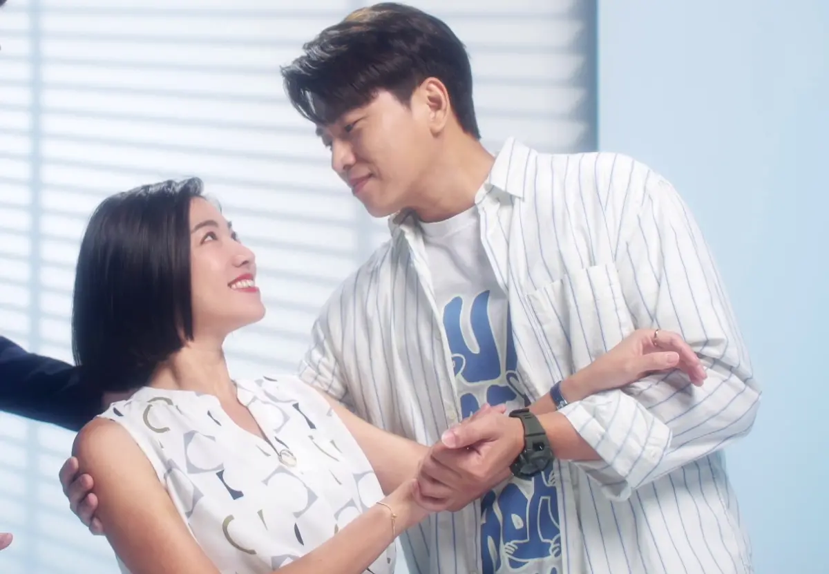 ▲米可白（左）秀出精壯手臂肌嚇死蕭景鴻，開金口唱歌被拱當饒舌歌手。（圖／台視）