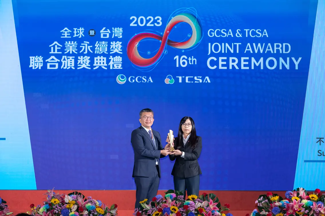 ▲信義房屋獲台灣企業永續獎十大永續典範企業獎等三項大獎，由信義房屋總經理陳麗心（右）代表受獎。（圖／資料照片）