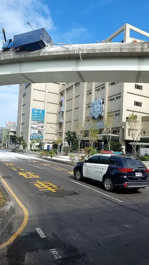 ▲這起貨櫃車翻覆意外,發生在南下高雄端往高雄端第一、二貨櫃中心出口匝道,目前駕駛仍受困車內,意識清楚、無生命危險。(圖/前鎮分局提供) ▲這起貨櫃車翻覆意外,發生在南下高雄端往高雄端第一、二貨櫃中心出口匝道,目前駕駛仍受困車內,意識清楚、無生命危險。(圖/前鎮分局提供)