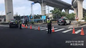 ▲事發地位屬國道五隊管轄,前鎮分局警網前往協處,國道護欄掉落物平面部分,進行交通管制疏導。(圖/前鎮分局提供) ▲事發地位屬國道五隊管轄,前鎮分局警網前往協處,國道護欄掉落物平面部分,進行交通管制疏導。(圖/前鎮分局提供)