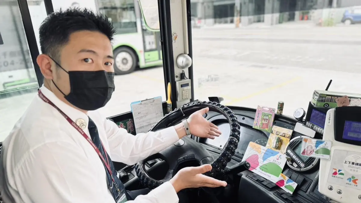 ▲台中有名公車司機自製了一張全台唯一「超大悠遊卡」，卻在今年8月被乘客偷走，悠遊卡公司見狀，便特別替他開發官方的「巨大版悠遊卡」。（圖／翻攝自臉書粉專「悠遊卡 EasyCard」）