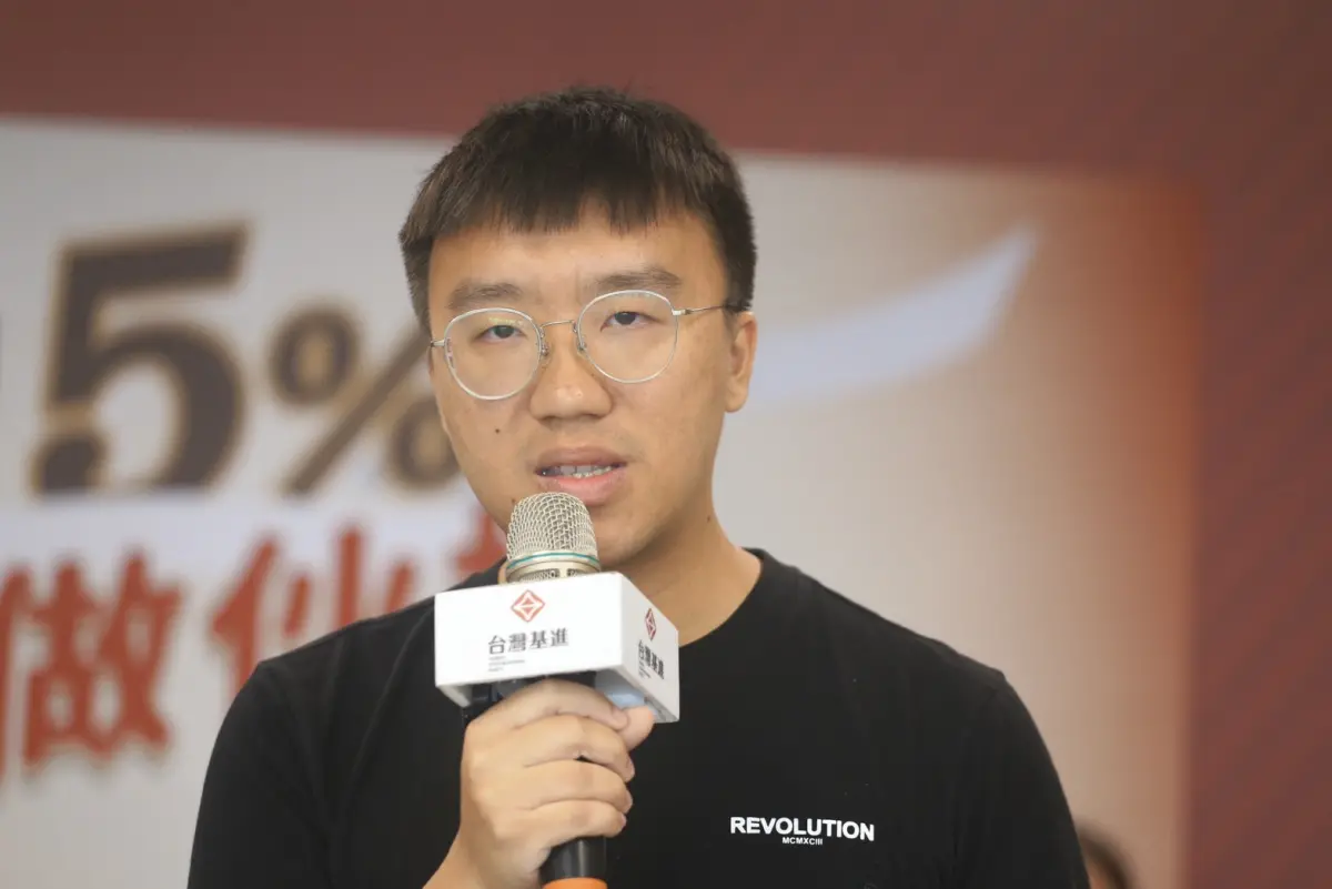 ▲台灣基進今（16）日公布不分區立委名單及排名，象徵性提名香港新住民康駿銘為不分區立委參選人，表達對徐春鶯等人的抗議。（圖／台灣基進提供）