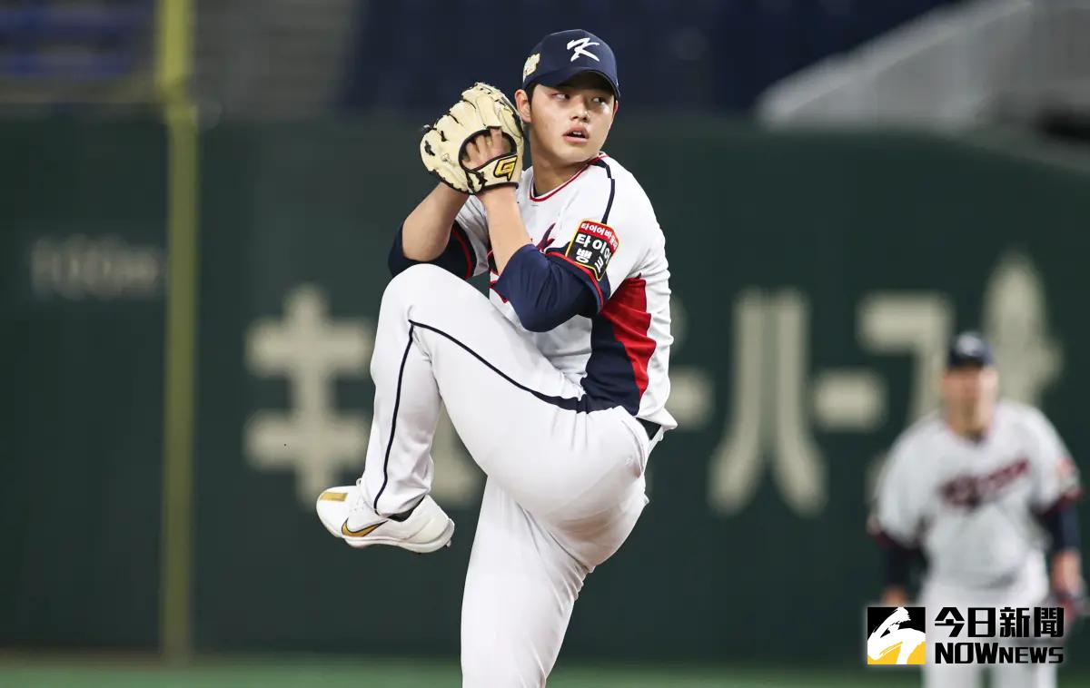 ▲韓國隊先發文東珠對澳洲主投5.2局被擊出5支安打，包括1支全壘打，失掉2分，投出5次三振和4次四壞球。（圖／記者葉政勳攝）