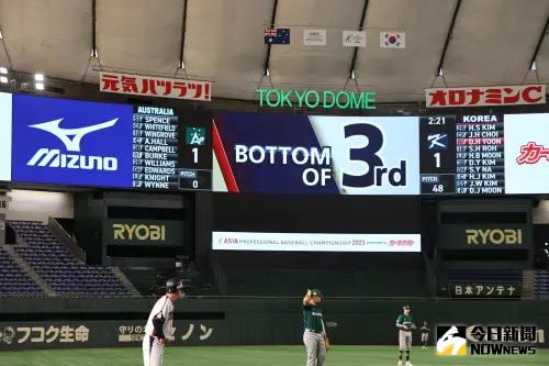 ▲東京巨蛋大螢幕對於兩隊選手名單還有比賽內容呈現相當詳細。（圖／記者葉政勳攝 , 2023.11.16）