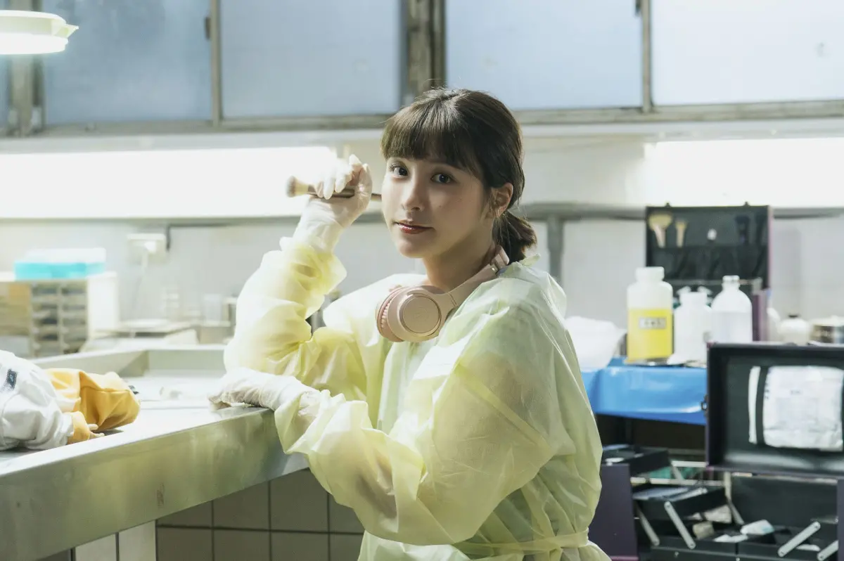 ▲峮峮縫補大體天分高，被殯葬業修復師挖角。（圖／草舍文化提供）