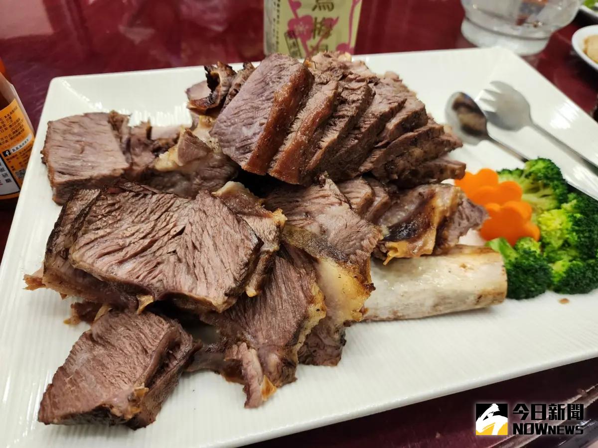 ▲台塑企業慶祝「入厝」，過去神秘的招待所現在開放員工招待親友，外界有機會一嚐著名的「台塑牛小排」。圖為台塑牛小排桌菜。（圖／記者許家禎攝，2023.11.15）