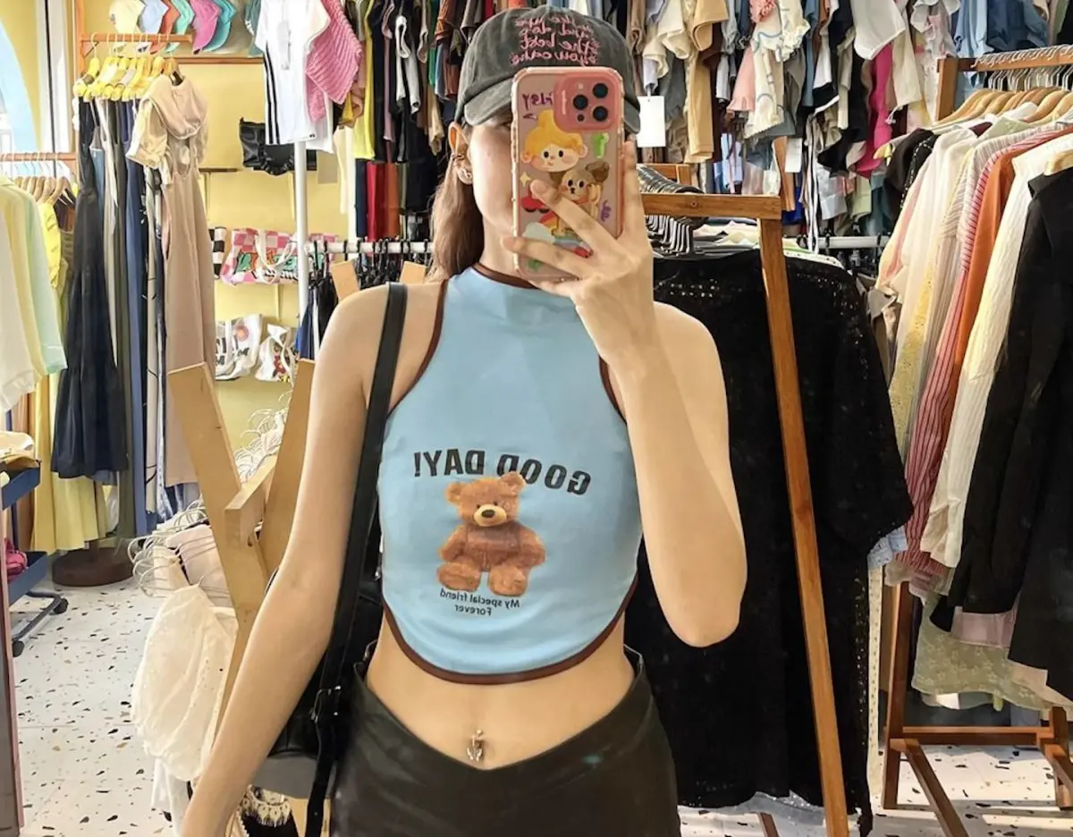 ▲泰國一名正妹女飼主，日前替狗狗法鬥買了一件合身的衣服，而她回家後搶先試穿出門，竟讓該件狗狗背心瞬間變身為短版辣衣。（圖／翻攝自臉書「Thanchanok Phasuk」）