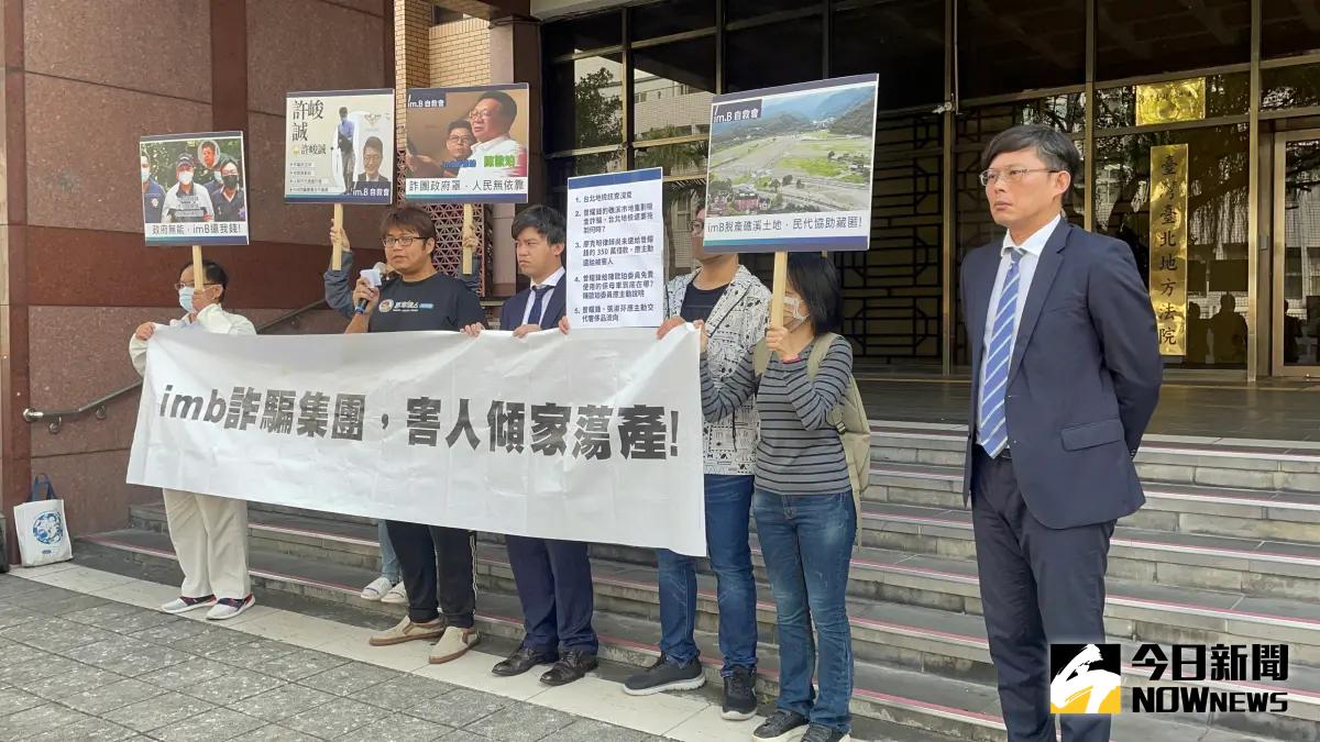 ▲im.B受害者上午前往北院旁聽，前立委黃國昌也陪同前往（圖／記者潘千詩攝，2023.11.16）