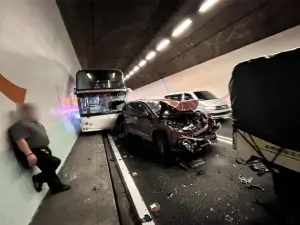 雪山隧道車禍！遊覽車和6車碰撞釀1傷　車流回堵中「僅內側通行」
