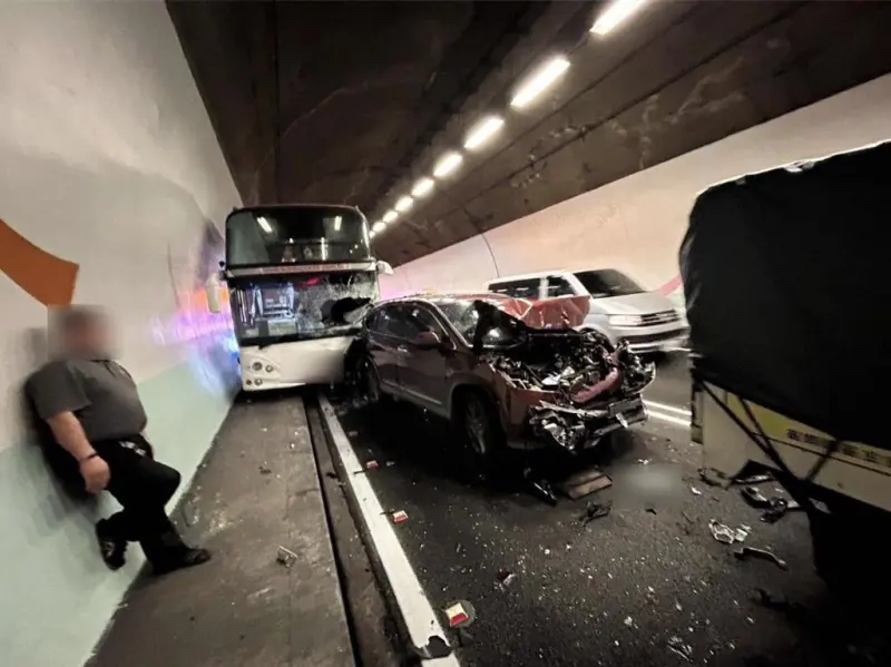 ▲雪山隧道傳出7車連環撞事故，車流回堵中。（圖／翻攝畫面）