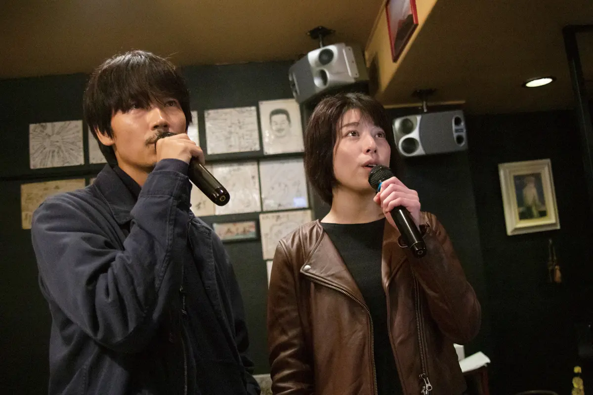 ▲綾野剛（左）在《花腐》中形象冷酷，主動引導佐藤穗奈美（右）連結。（圖／中影）