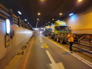旗津過港隧道再傳車禍！4聯結車追撞釀1人傷　現場一度回堵
