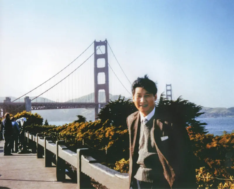 ▲習近平年輕時於舊金山金門大橋前留影。（圖／翻攝自華春瑩推特）