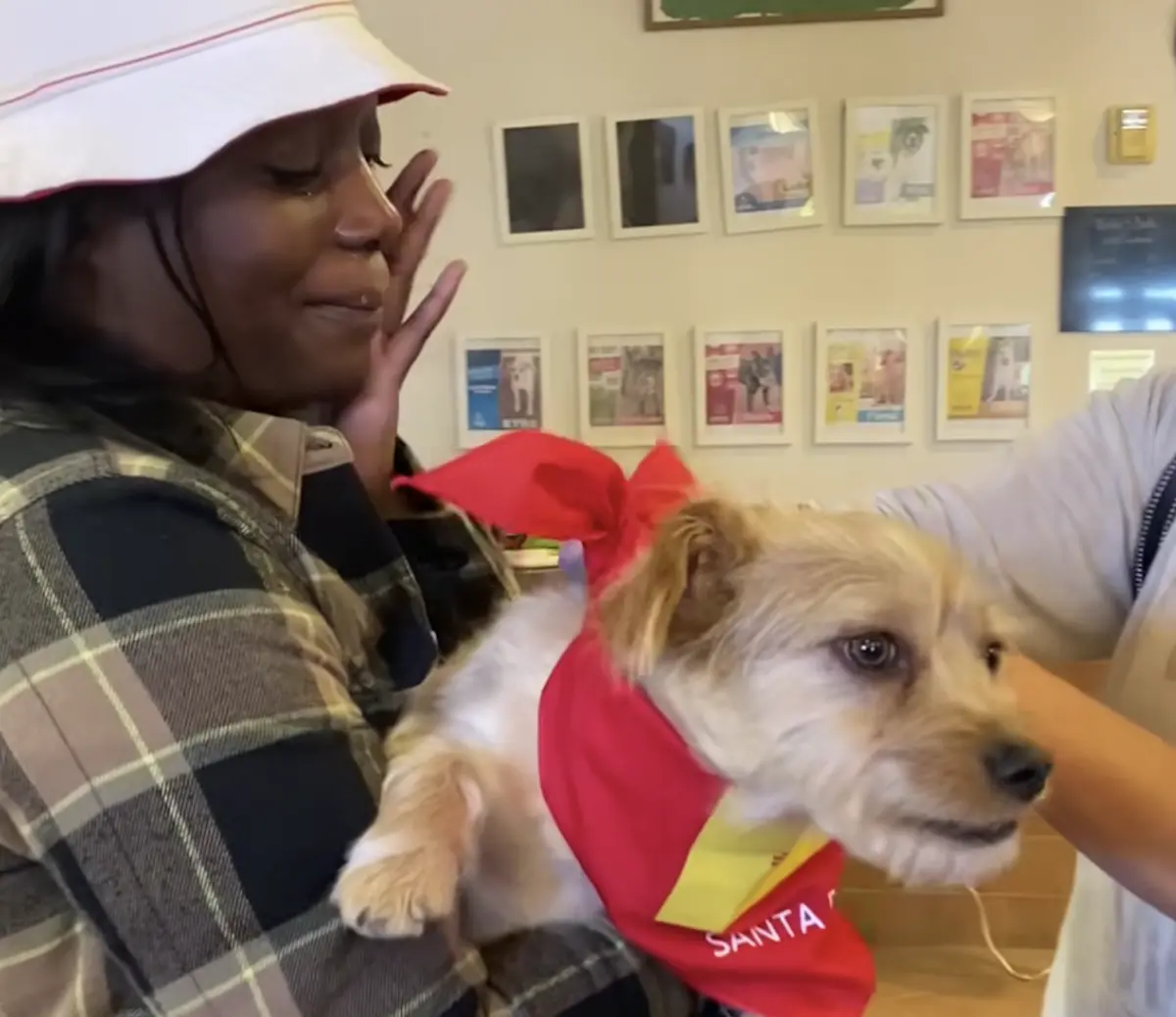 ▲女飼主到收容所接回愛犬時，狗狗立刻奔向媽媽的懷抱，並一邊興奮搖尾巴一邊舔去主人臉上的淚水，彼此重逢的畫面感動了4萬人。（圖／翻攝自臉書「Santa Fe Animal Shelter & Humane Society」）