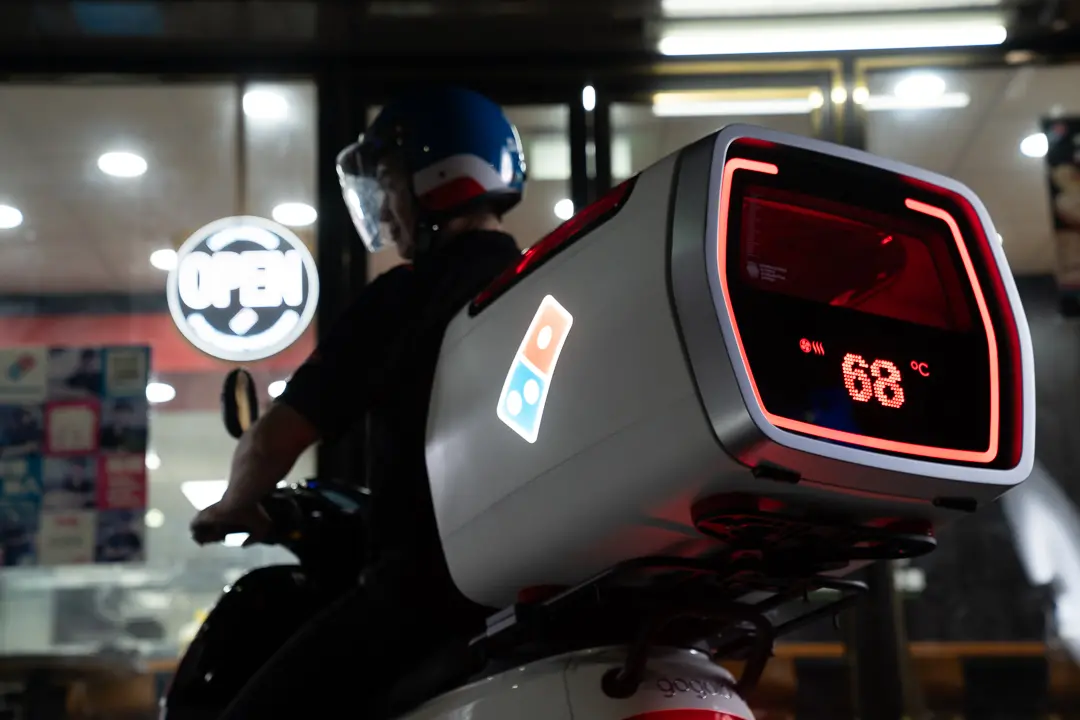 ▲外送掀革命！達美樂全球同步推出「dxb新世代外送車」，車廂配備「散熱風扇、68℃溫控烤箱和10G力減震器」，讓披薩恆溫烤到家，台灣也於今天正式上路。（圖／記者蕭涵云攝）