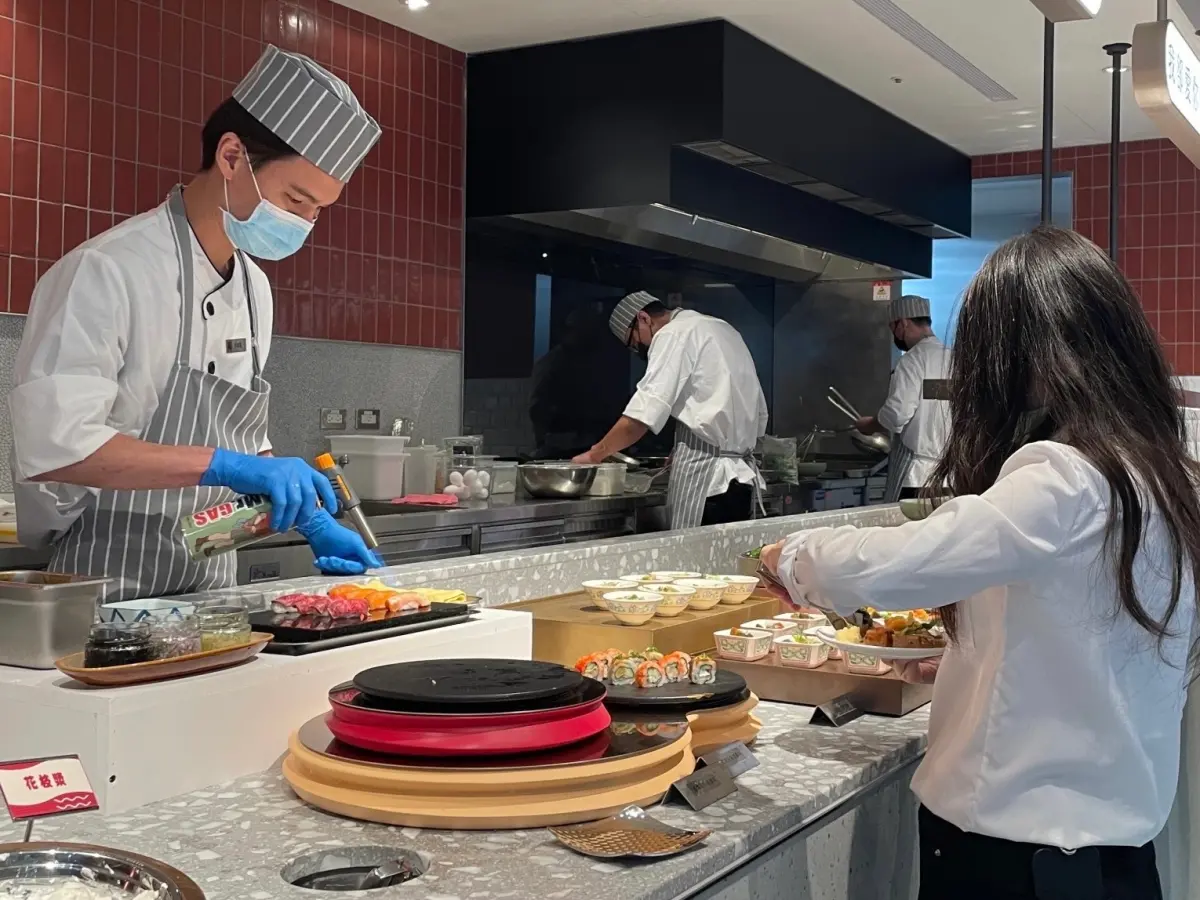 ▲賓餐旅旗下三大人氣品牌今（16）日聯手進駐桃園中茂新天地，其中小福利是「新升級版」火鍋Buffet，餐檯多了如現做的壽司、炸物等更多熟食選項。（圖／饗賓餐旅提供）