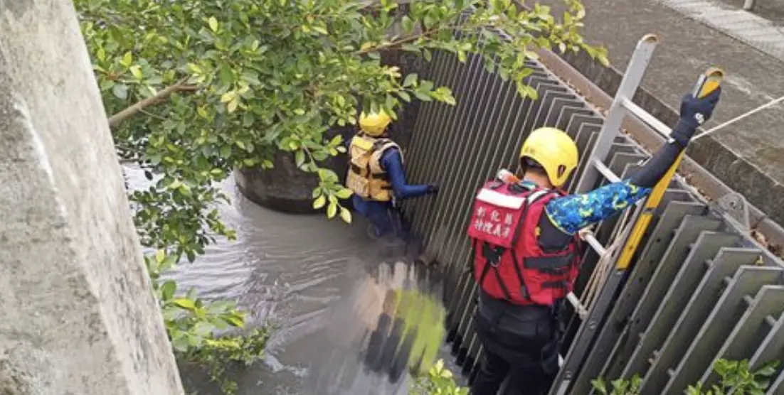 ▲今天有民眾經過彰化二水鄉八堡圳公園，發現有人面部朝下、趴臥在圳溝內，整格人卡在水閘門口，立即通報警消，經打撈上岸後，確認為女性，死亡多日，身體已經呈現浮腫。（圖／翻攝畫面）