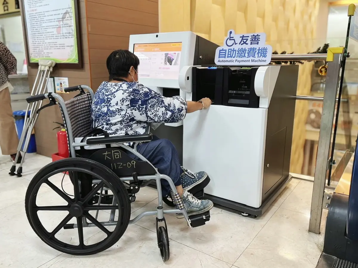 ▲大同醫院設置全國首創「HGR身障友善自助繳費機」，其整體高度只有120公分，打造更友善的無障礙醫療環境，全面落實醫療平權理念。（圖／大同醫院提供）