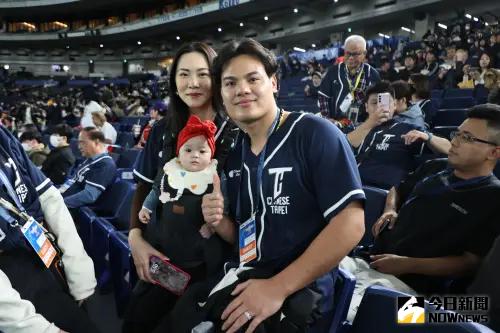 ▲張育成帶著老婆小孩一起來東京巨蛋看中華隊亞冠賽對日本的賽事。(圖/記者葉政勳攝 , 2023.11.16) ▲張育成帶著老婆小孩一起來東京巨蛋看中華隊亞冠賽對日本的賽事。(圖/記者葉政勳攝 , 2023.11.16)