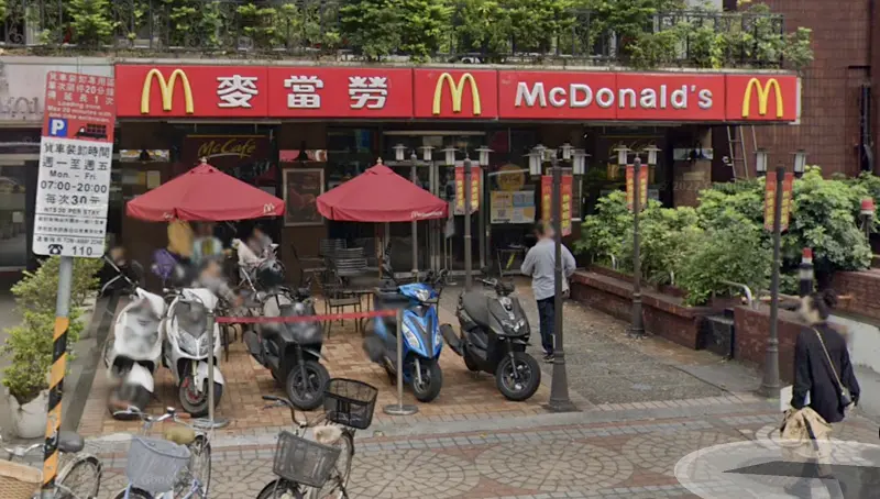 ▲長達40年歷史的台灣第一間「麥當勞台北民生店」拆了！開幕首週曾創下當時全球麥當勞「單週營業額第一」的世界紀錄。如今正在進行全面拆除改裝，業者透露「預計年底前恢復營業」。（圖／翻攝自Google Map）