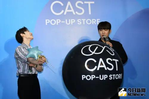 ▲AB6IX田雄、朴佑鎮來台出席「阜山聚落CAST POP-UP STORE 快閃店」開幕活動。（圖／記者林調遜攝）