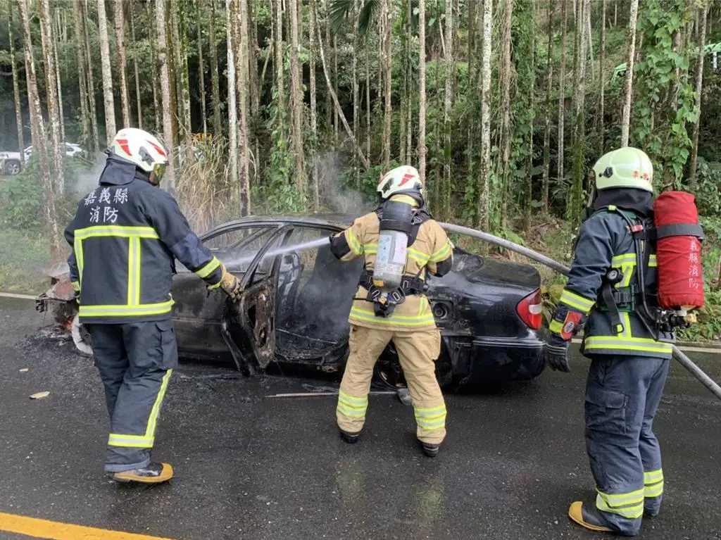 ▲警消趕抵後，迅速撲滅火勢。（圖／翻攝畫面）