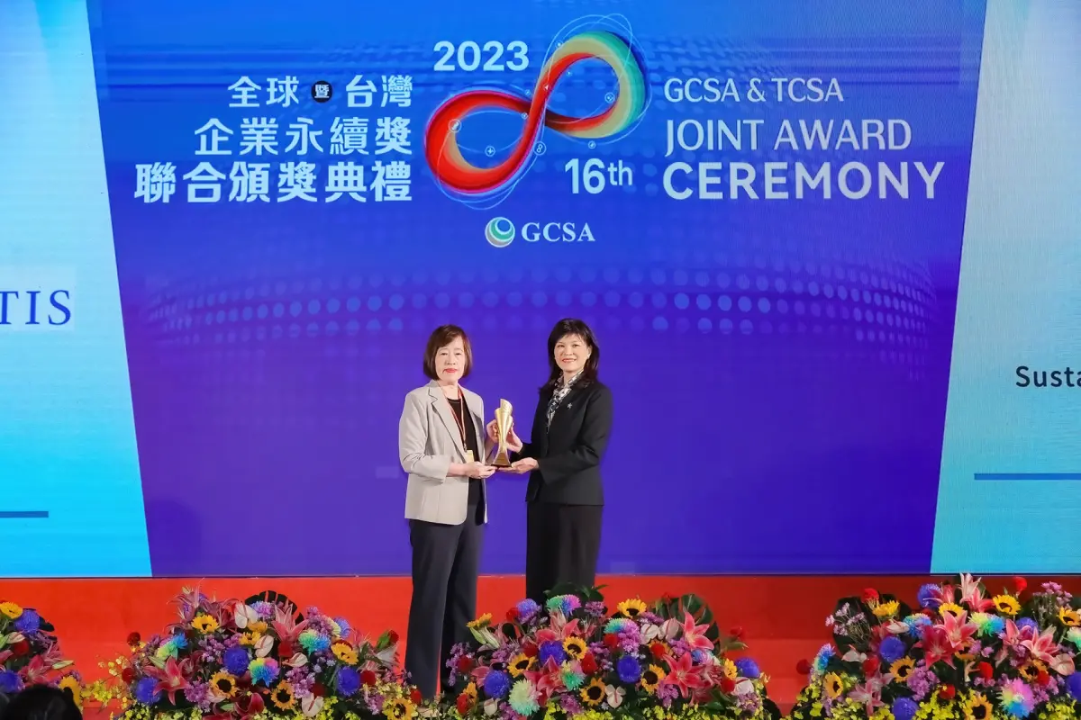 ▲諾華從國發會副主委高仙桂手中接過獎盃，榮獲「永續報告書」獎項肯定。（圖／品牌提供）