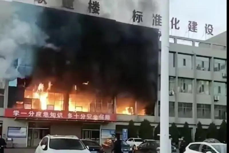 ▲中國山西民營的「永聚煤業」大樓傳出嚴重火災，至少釀26名礦工死亡，超過60人受傷。（圖／翻攝自微博）