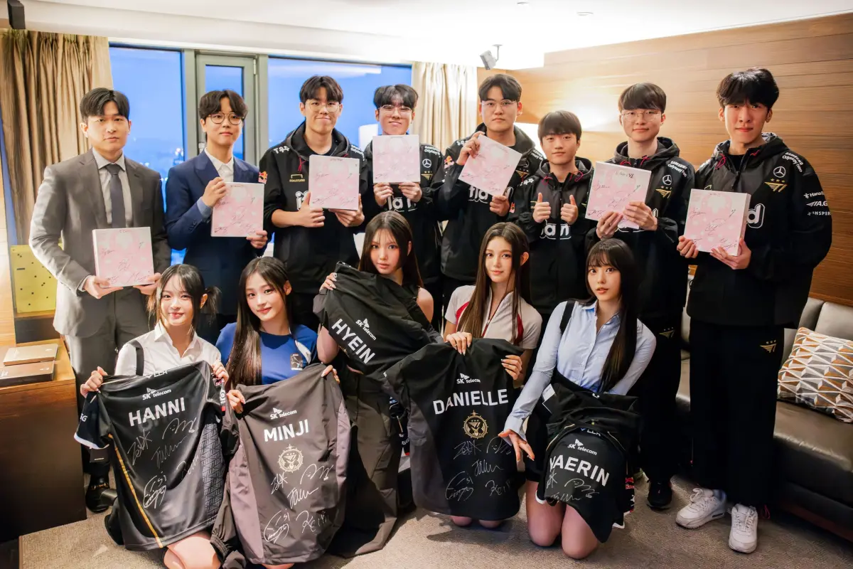 ▲昨（15）日晚間，NewJeans的五位成員也與T1、WBG兩支晉級準決賽的隊伍見面，同時互贈了簽名外套、禮物等，美如畫的現場照片也引發電競圈、韓團迷的振奮。（圖/FB@LOL Esports）
