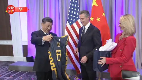 ▲中國國家主席習近平拜訪舊金山期間，加州州長紐森向其贈送了一件NBA金州勇士隊球衣。（圖／翻攝自央視）