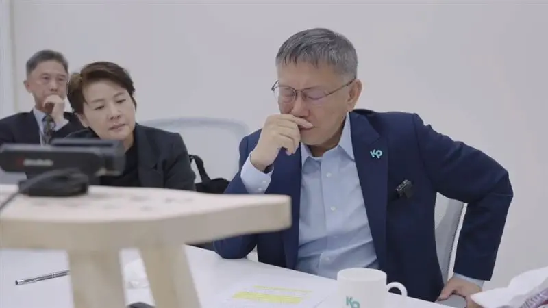 ▲柯文哲與黨部幹部召開線上會議，講到激動處哽咽落淚，親揭「藍白合」的真正原因。（圖/民眾黨提供）