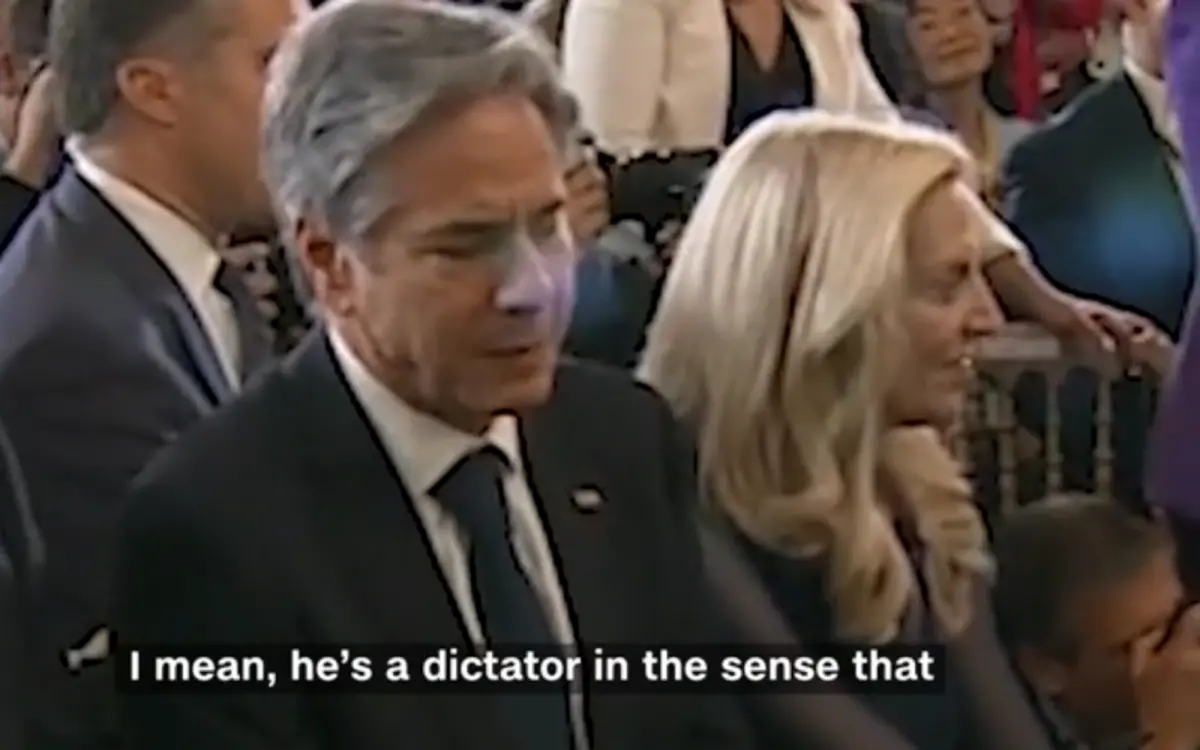 ▲美國國務卿布林肯在聽到拜登說習近平是獨裁者的瞬間，疑似垮臉、皺眉的畫面引發討論。（圖／擷取自影片）