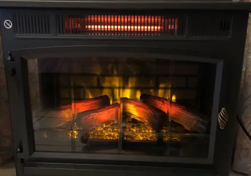 ▲不少人冬天都會把電暖爐搬出來使用，但冷氣師傅更推薦加裝「冷暖氣機」，表示使用上更省電、節省空間。（圖/爆廢公社）