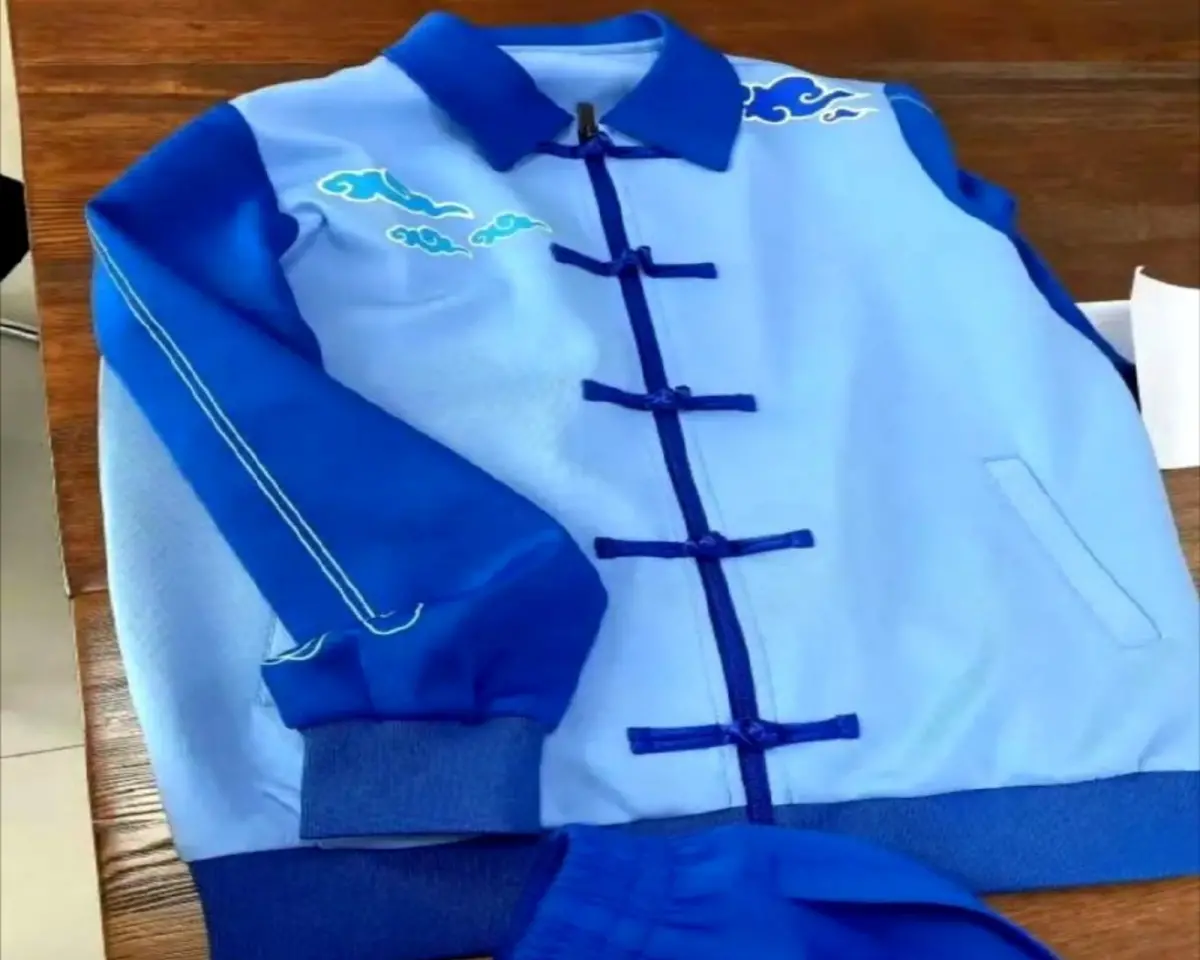 ▲中國山東臨沂市一所學校，近日因校服設計而引發熱議，挨批根本是壽衣。（圖／翻攝自微博）