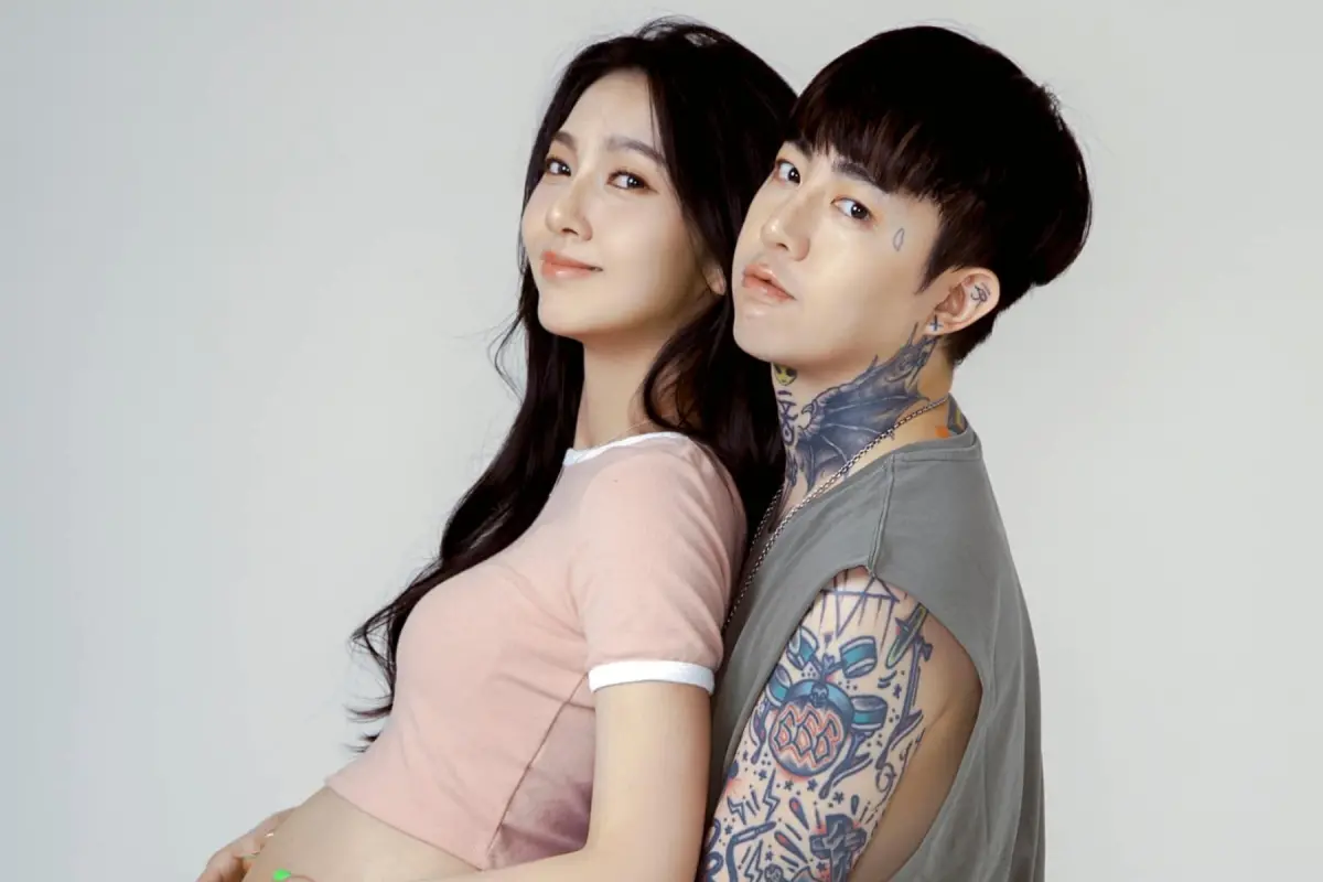 ▲謝和弦（右）公布第二胎性別也是女兒，嗨喊「實在是太幸福了」，姓名也早就取好了。（圖／謝和弦臉書）