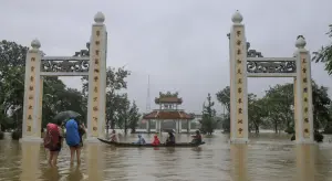 世界遺產古蹟陷入汪洋！越南中部豪雨成災　順化古城遇水災
